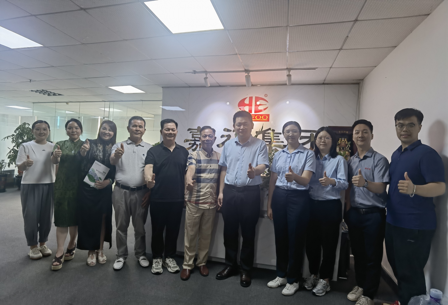 嘉福专委会成员与广东邮电技术学院合照.jpg