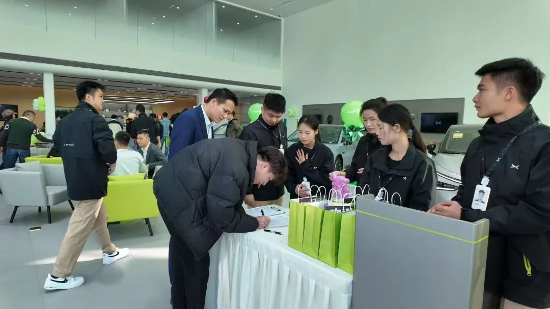 现场签约.jpg 现场签约.jpg