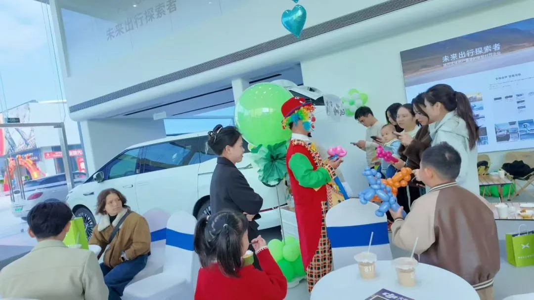 开业活动现场.jpg 开业活动现场.jpg