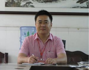 许光华：政教副主任，大专学历，中学一级教师，曾获得市先进教育工作者称号。