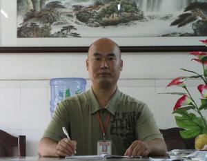 杨君畅：招生办主任，本科学历，中学一级教师，曾获市先进工作者称号。